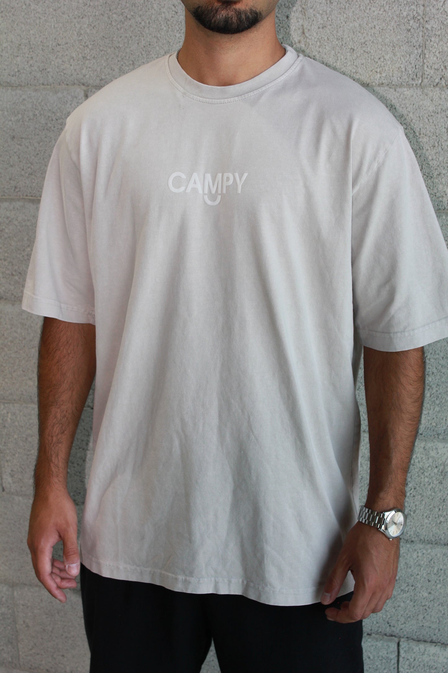 T-Shirt - Oversized Logo Campy Beige