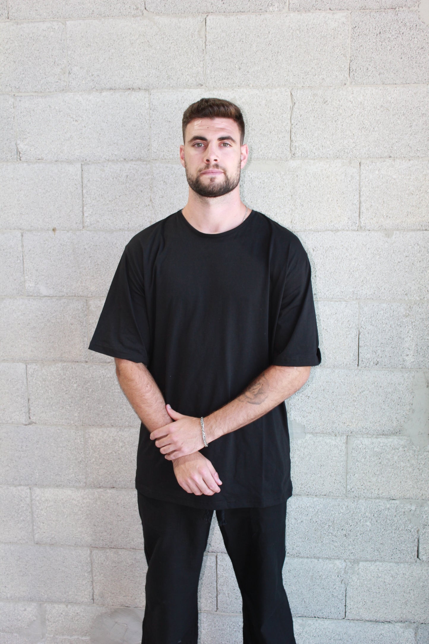 T-shirt Black Essential  Thin collar